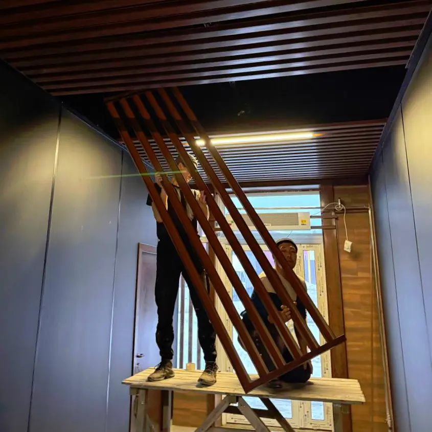 Фото 6 рейка под дерево Темный Дуб 3D на потолке торгового центра