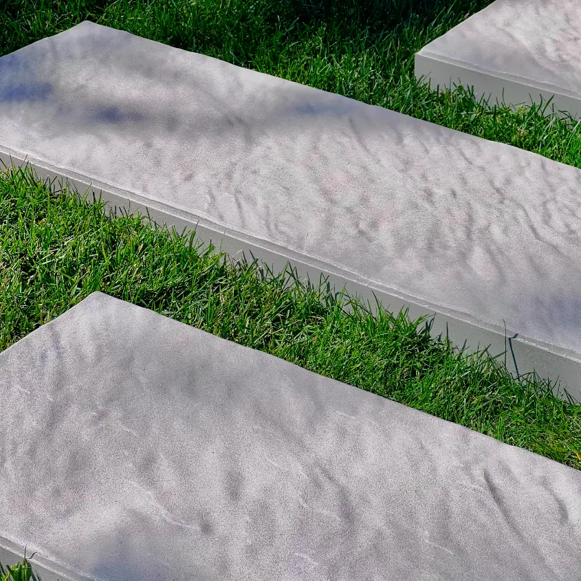 Фото 3 пошаговая плита Stone Светлая Галька на садовой дорожке шахматкой