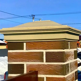 Колпак Monblan Бежевый на столбах кирпичного забора